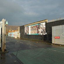 アルバート・ストリート沿いには二重のゲートが。本文参照。