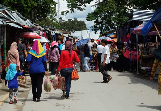 インドネシアとの国境の村SERIKIN（セリキン）に立つ週末バザー