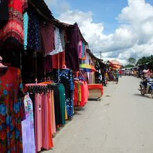 商品は、地元の人たちの生活用品、衣料品が主体。