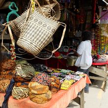 実用品が多い市場で、お土産になりそうな品揃えは少ないのが残念