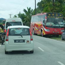 市場が立つ週末には、村の入口周辺は渋滞します。