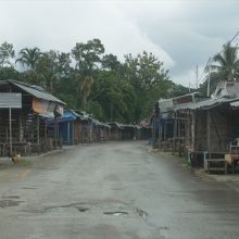 市場の立たない平日には、一転して空っぽになるセリキンの村