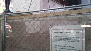 旧国鉄から無償貸与されている蒸気機関車は現役時代を再現すべく現在塗装工事中