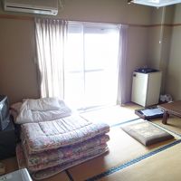 夏なら古い民宿かな？カーテンが薄くて尚寒い。