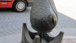 流線型のモニュメント