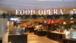 綺麗で清潔なフードコート