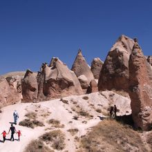 周りはけっこう急な丘陵地