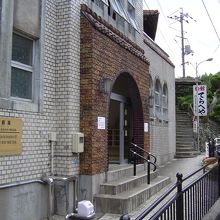 この玄関の下に階段が