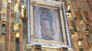 奇跡の聖母マリア像を見ることができます。