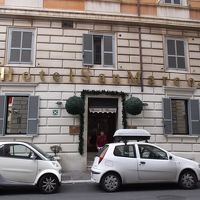 エントランスは道路から数段段差があり