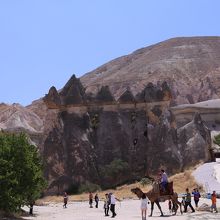 ラクダに乗って周ることもできます