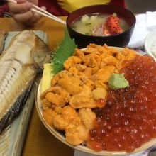 ホッケとウニいくら丼