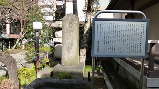 光明寺の境内にあります