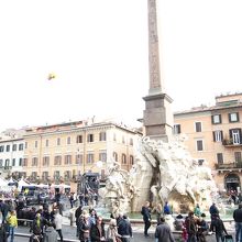 広場の中心、四大河の噴水