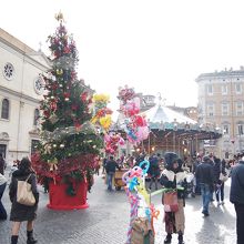 クリスマスツリーやメリーゴーランドもあって、とても華やか。