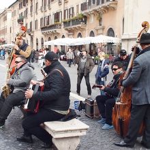 ストリートミュージシャンも大人気でした。