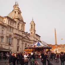 教会やオベリスク、噴水が調和する美しい広場です。