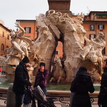 四大河の噴水のそばは、人々がたくさんいました。