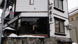 ２階建ての建物の地下？意外なところに温泉が。