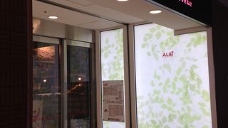 アウトドアショップが並んでいます!!