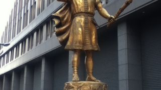 松明を持つ黄金の銅像