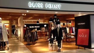 お値段もお手頃でシンプルな服屋さん!!