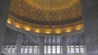 巨大なドーム イスティクラル・モスク