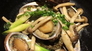 トコブシとキノコの炒め物です。トコブシは、コリコリとした新鮮なものを使っているので海の幸の味と匂いがします。