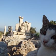 ネコとメミウスの碑