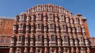 町中に突如としてあらわれます