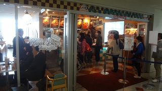 空港でＡ＆Ｗのハンバーガー