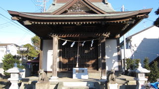 地域の方の身近な社。境内には石塔も