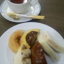 パンは10種類も無いかな？あとゆで卵もありました。