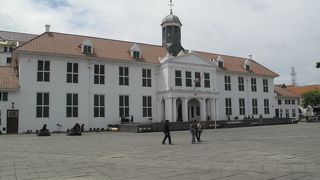 オランダ統治時代を偲び　コタを歩く