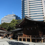 横浜ビジネスパークのビル群を見上げる落ち着いた神社