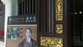 アルメニア通りにあり、周辺の散策の途中で