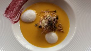 元町の賑わいを見ながら、食事できます。