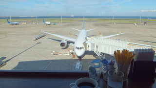 ANA機を真正面から眺められるカウンター席がお薦め！