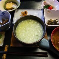 朝食は温泉粥を中心に