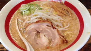 背脂ラーメンで有名な千石自慢ラーメン系のお店が王子にあります。
