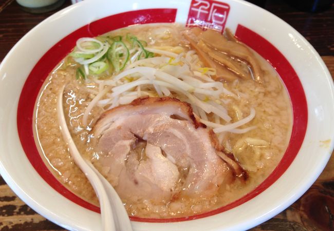 背脂ラーメンで有名な千石自慢ラーメン系のお店が王子にあります。