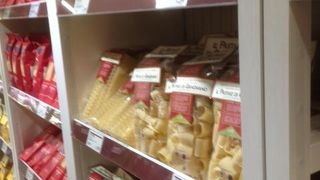 エスプレッソに砂糖を入れて飲むようになりました。イタリアの食文化を自宅に持ち帰れる店です。