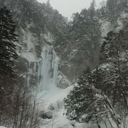 平湯大滝は冬の絶景、こった滝が青い色、夜の気温が低いから。