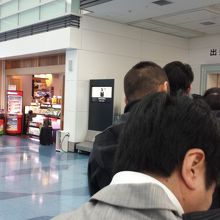 出国ゲート横の店舗。