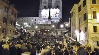 背景の教会が工事中