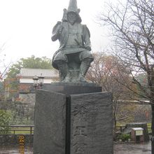 兜の形が特徴的です。