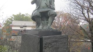 戦時時の鎧兜と陣馬織を着た像です。