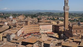 町全体が中世の街並み。パリオ期間中のシエナは…