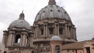 キリスト教の総本山の重み　重厚な大聖堂