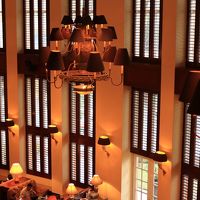 ロビーに続く美しいラウンジ